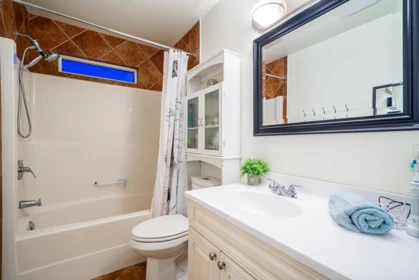 Guest Bathroom Photo of 26680 33 Avenue, Langley, BC
