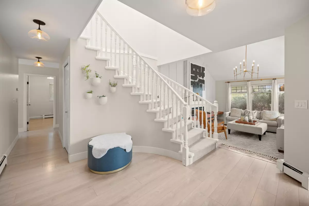 Dining Area Photo of 877 166 Street, Surrey, BC