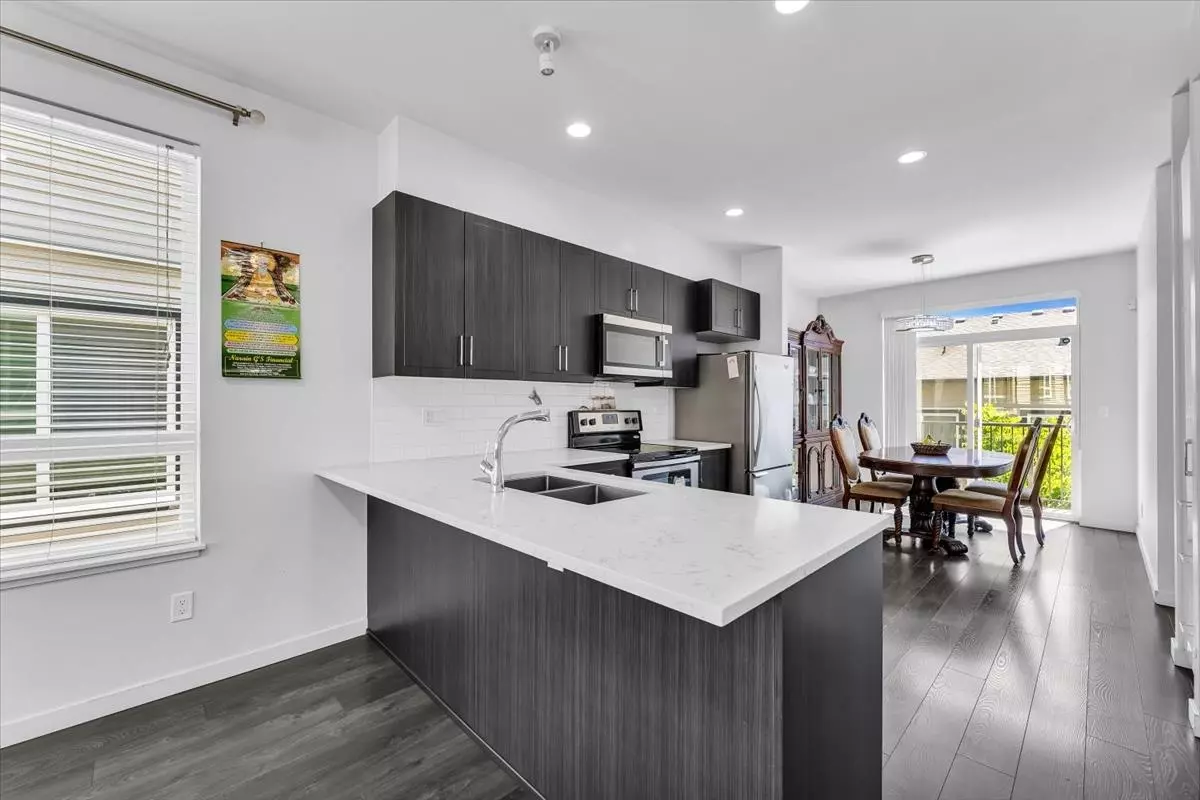 Living Room Photo of 72 14555 68 Avenue, Surrey, BC