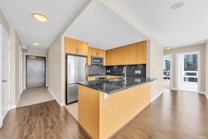 2805 2978 Glen Drive, Coquitlam, BC, Coquitlam — Apartment/Condo for sale