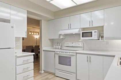 Kitchen Island Photo of 303 106 W Kings Road, North Vancouver, BC