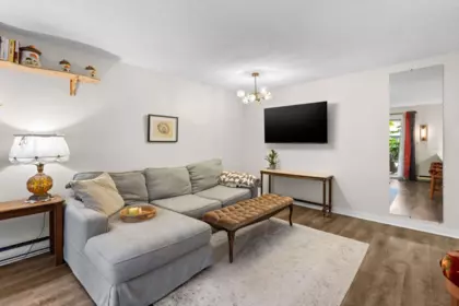 210 9867 Manchester Drive, Burnaby, BC, Burnaby — Apartment/Condo for sale