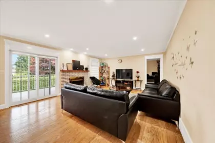 Kitchen Island Photo of 15017 73a Avenue, Surrey, BC