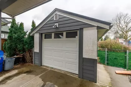 Powder Room Photo of 46615 Fraser Avenue, Chilliwack, BC