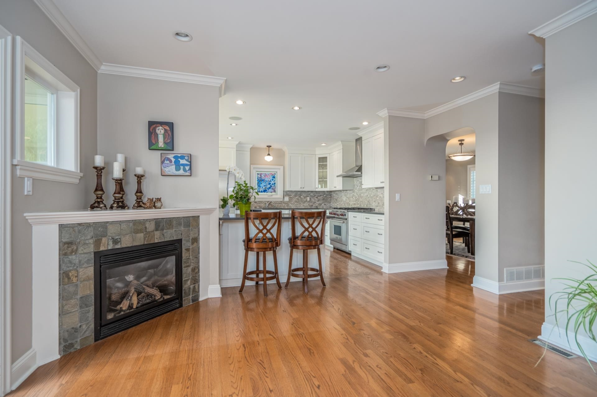 Guest Bathroom Photo of 1460 Nelson Avenue, West Vancouver, BC