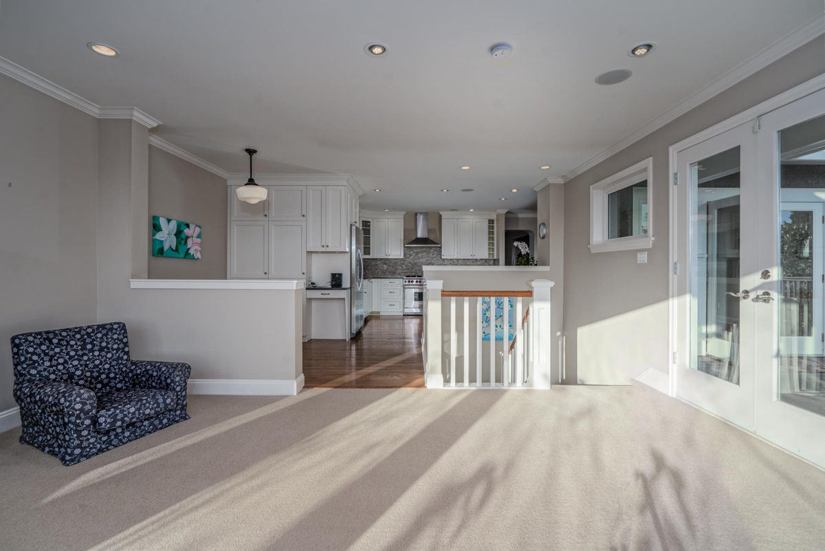 Kitchen Island Photo of 1460 Nelson Avenue, West Vancouver, BC