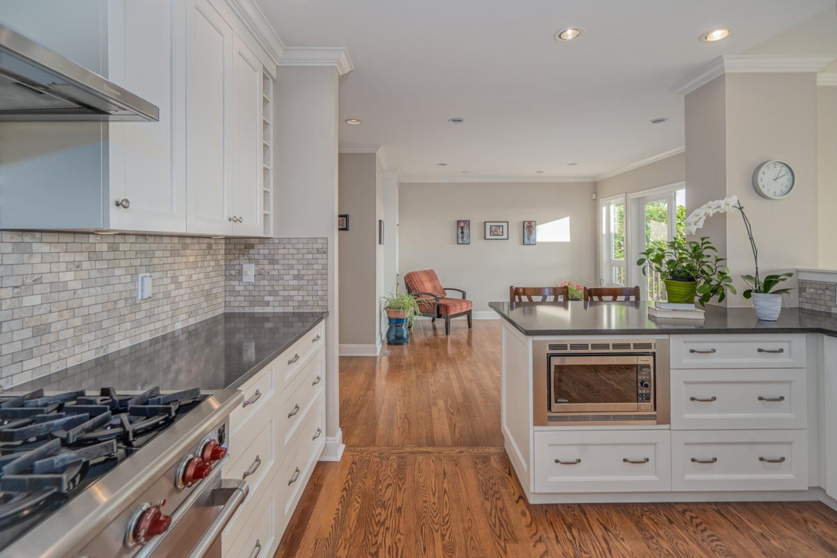 Walk-In Closet Photo of 1460 Nelson Avenue, West Vancouver, BC
