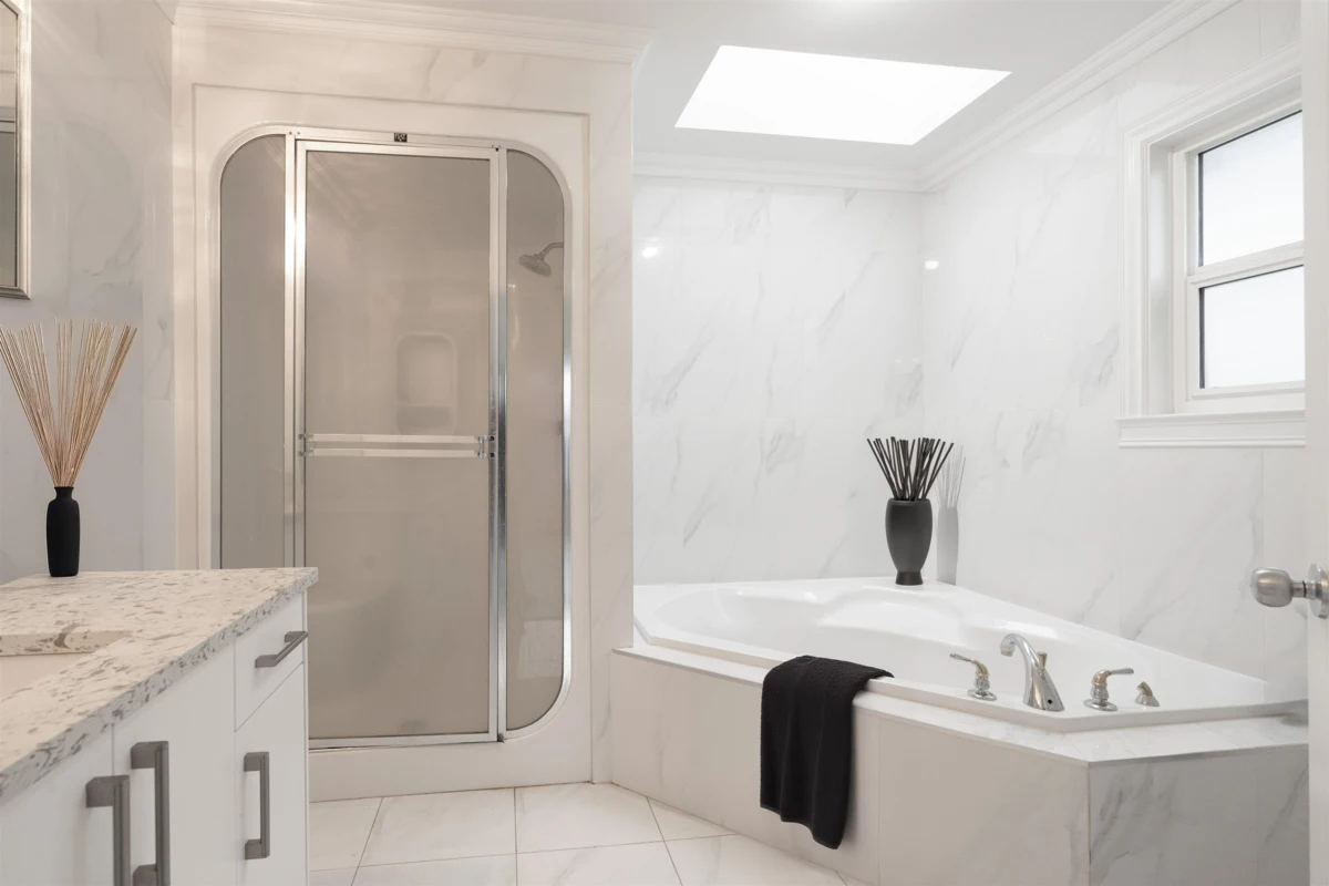 Powder Room Photo of 1388 Lee Street, White Rock, BC