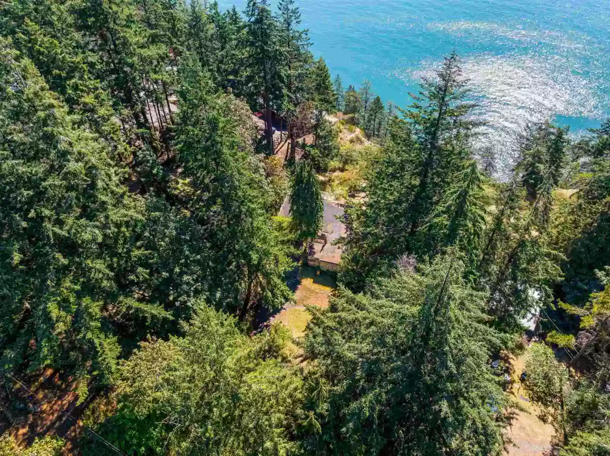 Walk-In Closet Photo of 341 Robinson Road, Bowen Island, BC