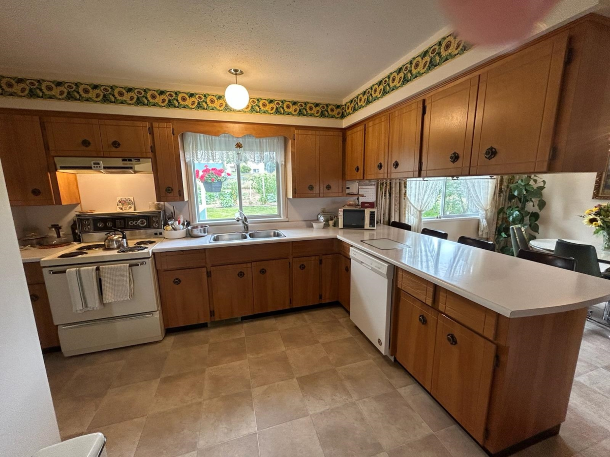 Living Room Photo of 32615 Fleming Avenue, Mission, BC