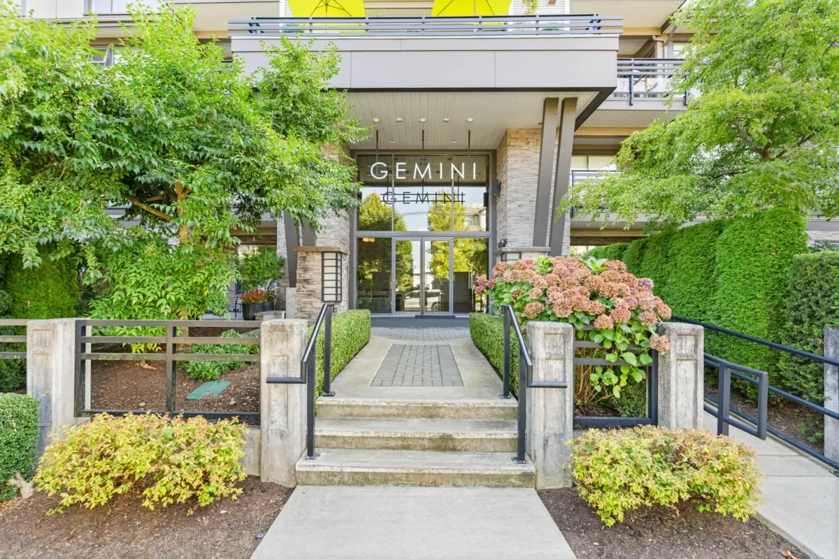 Entry Foyer Photo of 302 15336 17a Avenue, Surrey, BC