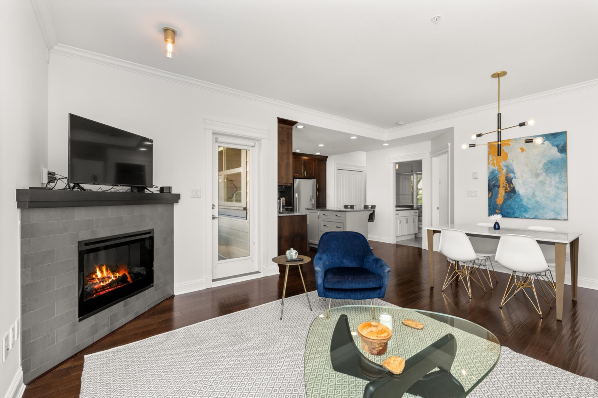 Family Room Photo of 302 15336 17a Avenue, Surrey, BC