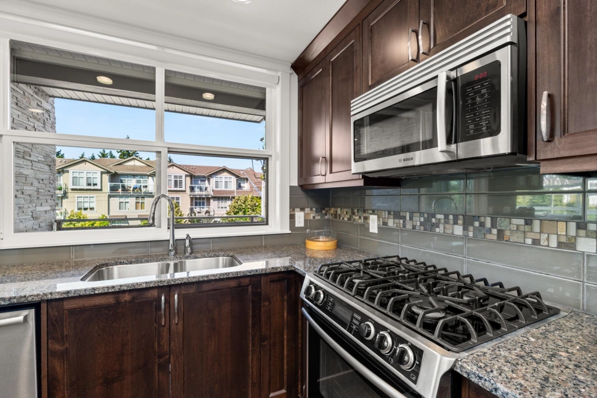 Primary Bathroom Photo of 302 15336 17a Avenue, Surrey, BC