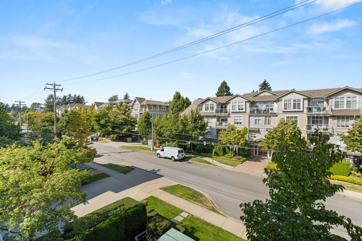 Staircase Photo of 302 15336 17a Avenue, Surrey, BC