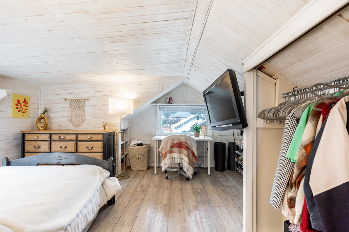 Entry Foyer Photo of 338 Balsam Street, Cultus Lake, BC
