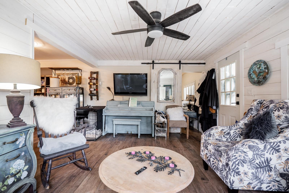 Kitchen Island Photo of 338 Balsam Street, Cultus Lake, BC