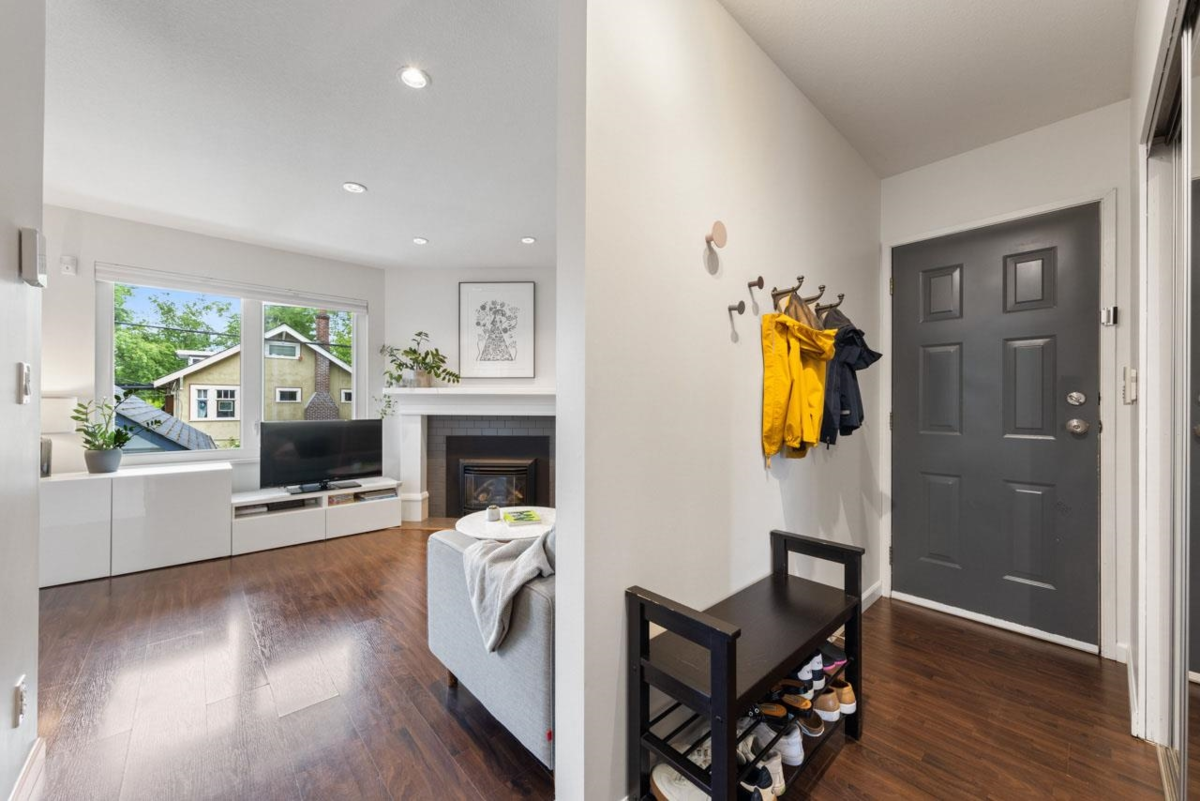 Entry Foyer Photo of 103 W 15th Avenue, Vancouver, BC