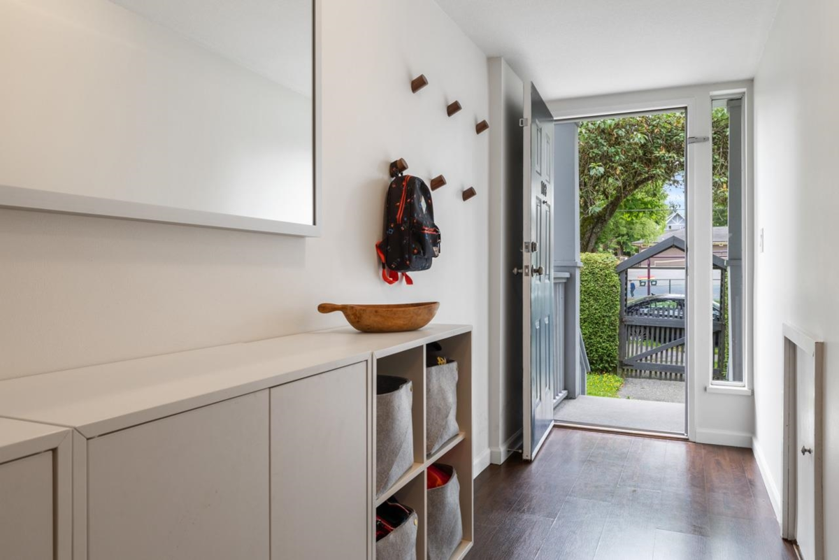 Hallway Photo of 103 W 15th Avenue, Vancouver, BC