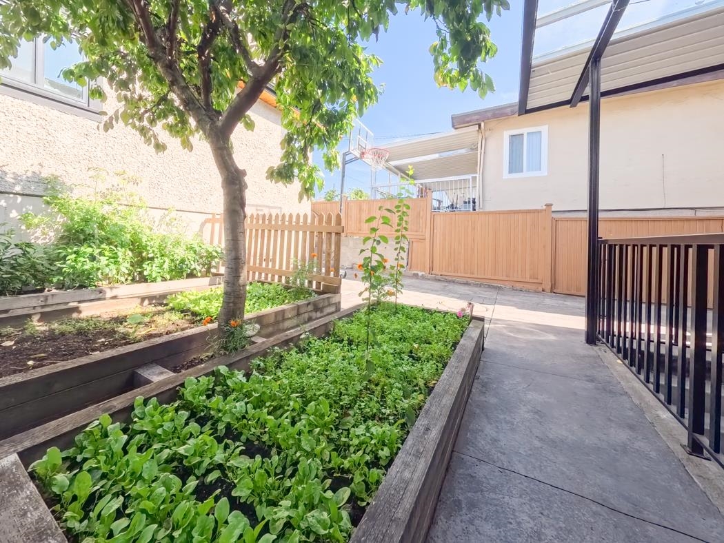 Swimming Pool Photo of 1275 E 62nd Avenue, Vancouver, BC