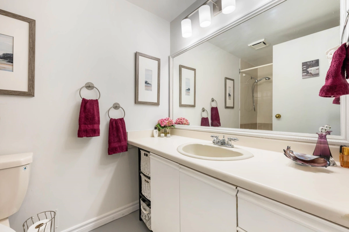 Basement Recreation Room Photo of 1 14820 100 Avenue, Surrey, BC