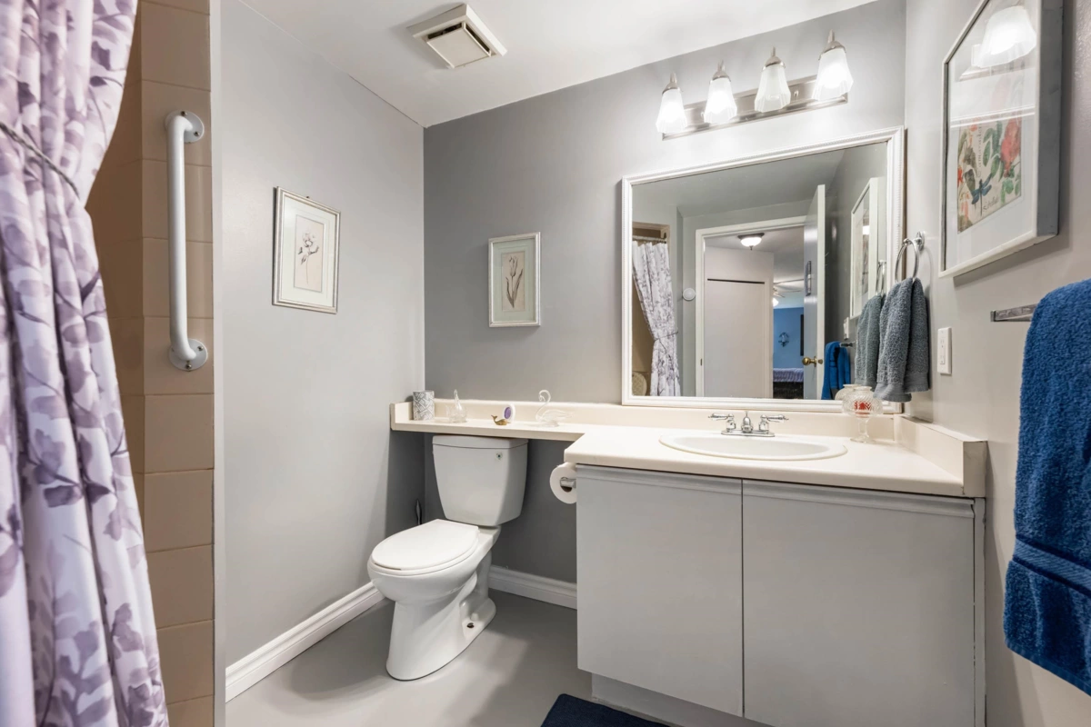 Entry Foyer Photo of 1 14820 100 Avenue, Surrey, BC