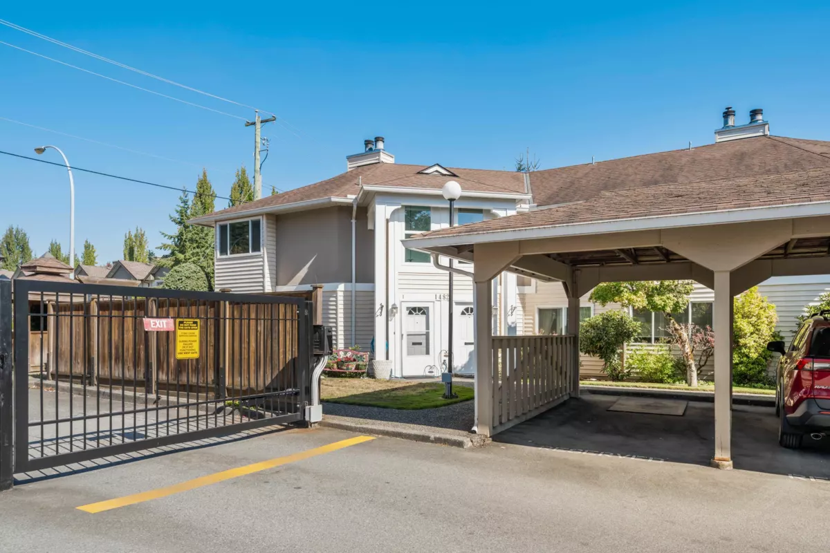 Family Room Photo of 1 14820 100 Avenue, Surrey, BC