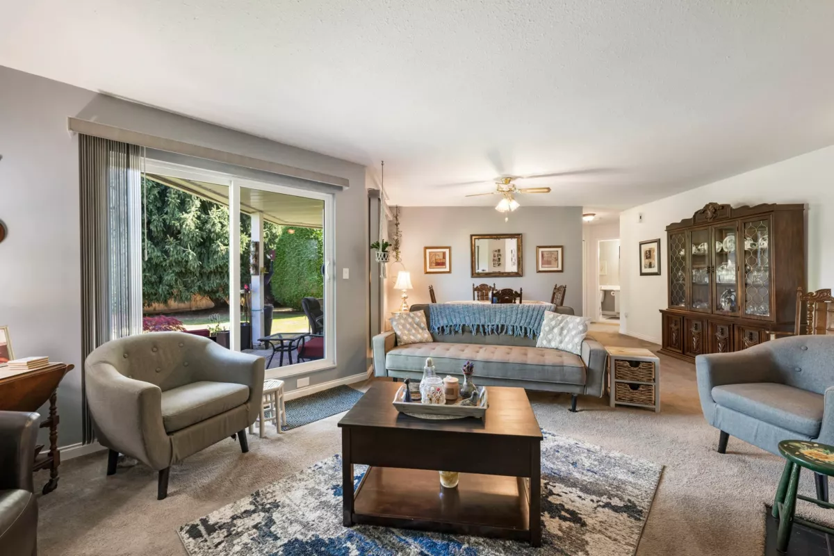 Kitchen Photo of 1 14820 100 Avenue, Surrey, BC