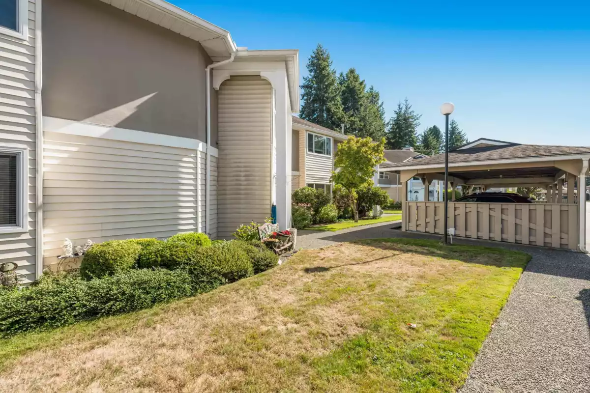 Living Room Photo of 1 14820 100 Avenue, Surrey, BC