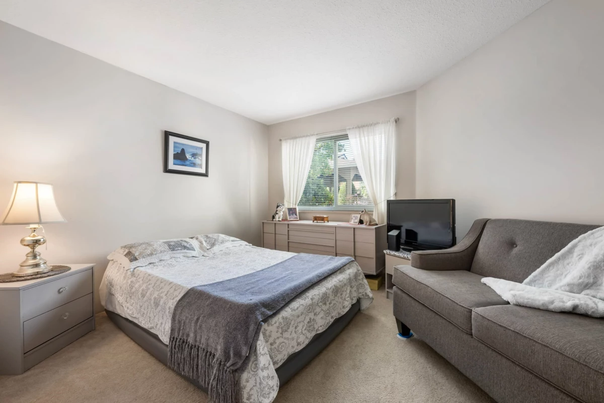 Mudroom Photo of 1 14820 100 Avenue, Surrey, BC