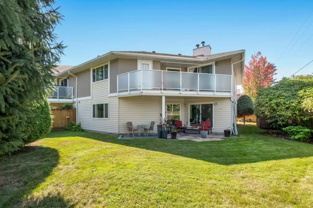 Swimming Pool Photo of 1 14820 100 Avenue, Surrey, BC