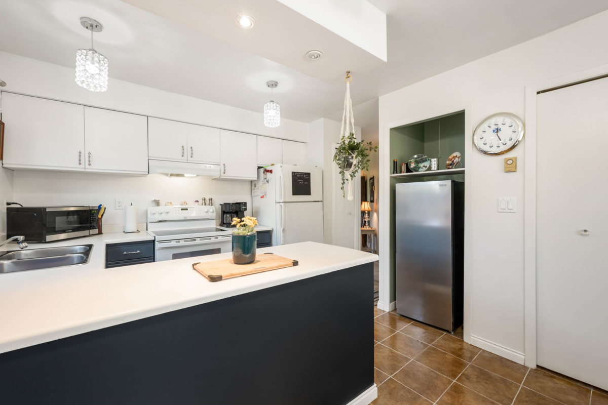 Walk-In Closet Photo of 1 14820 100 Avenue, Surrey, BC