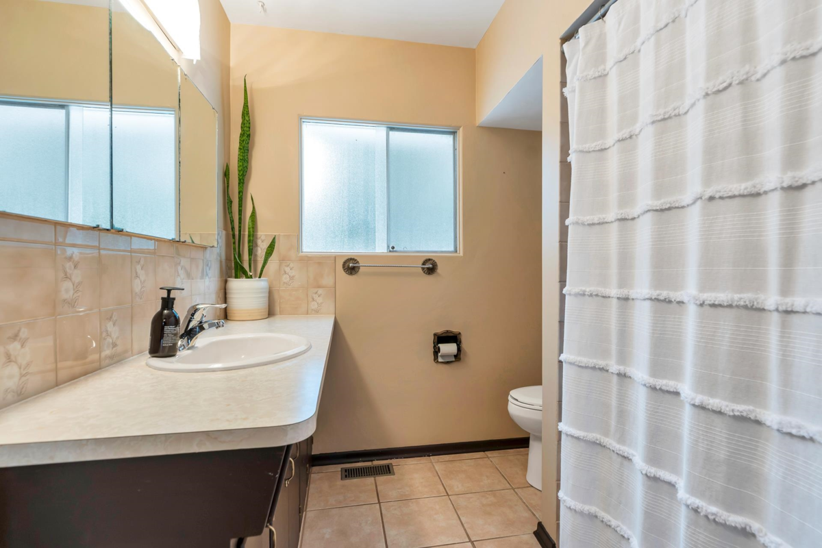 Hallway Photo of 45741 Berkeley Avenue, Chilliwack, BC