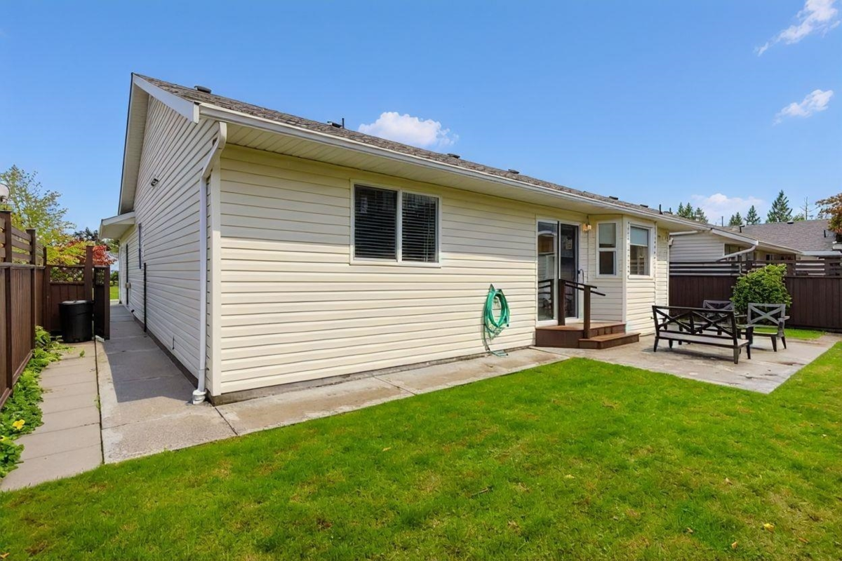 Staircase Photo of 26 535 Shaw Road, Gibsons, BC