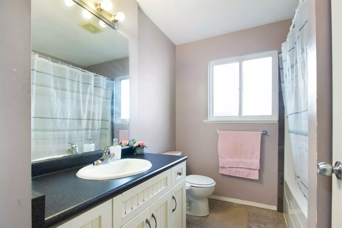 Entry Foyer Photo of 33577 12 Avenue, Mission, BC