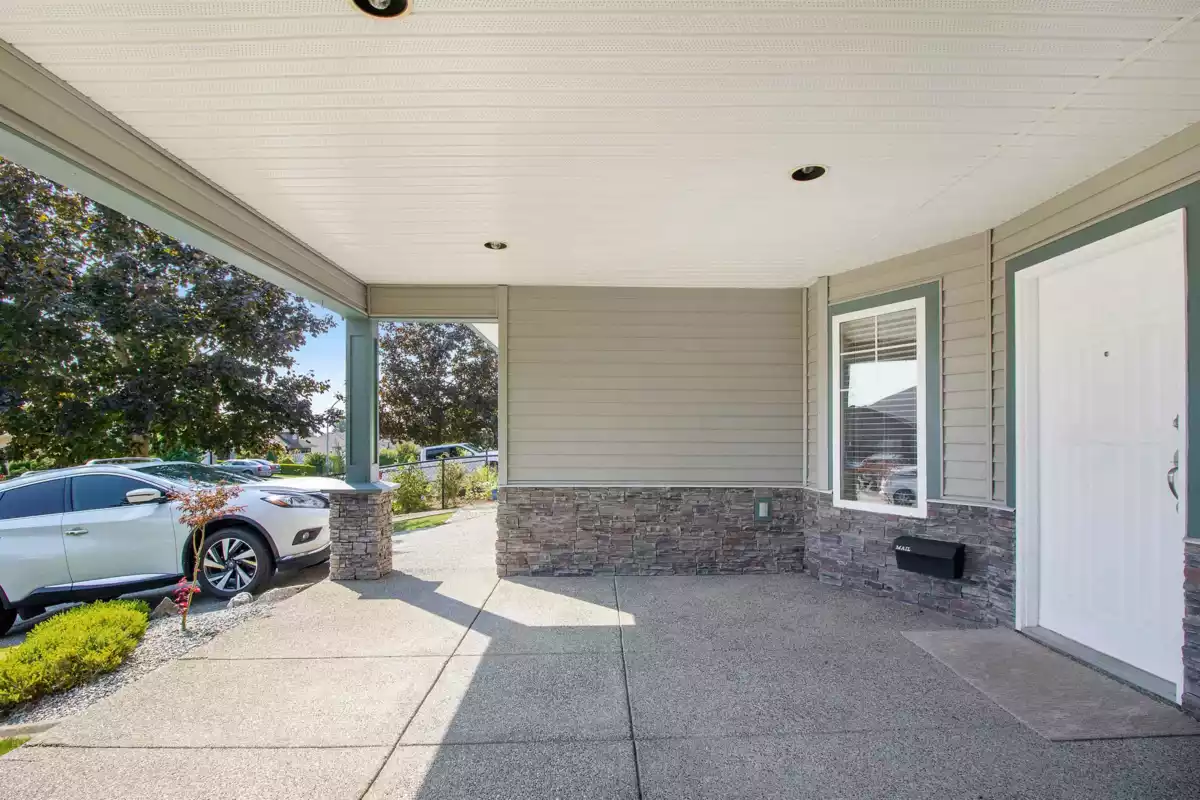 Living Room Photo of 33577 12 Avenue, Mission, BC