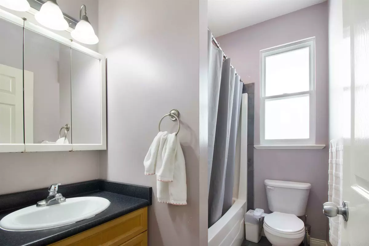 Powder Room Photo of 33577 12 Avenue, Mission, BC