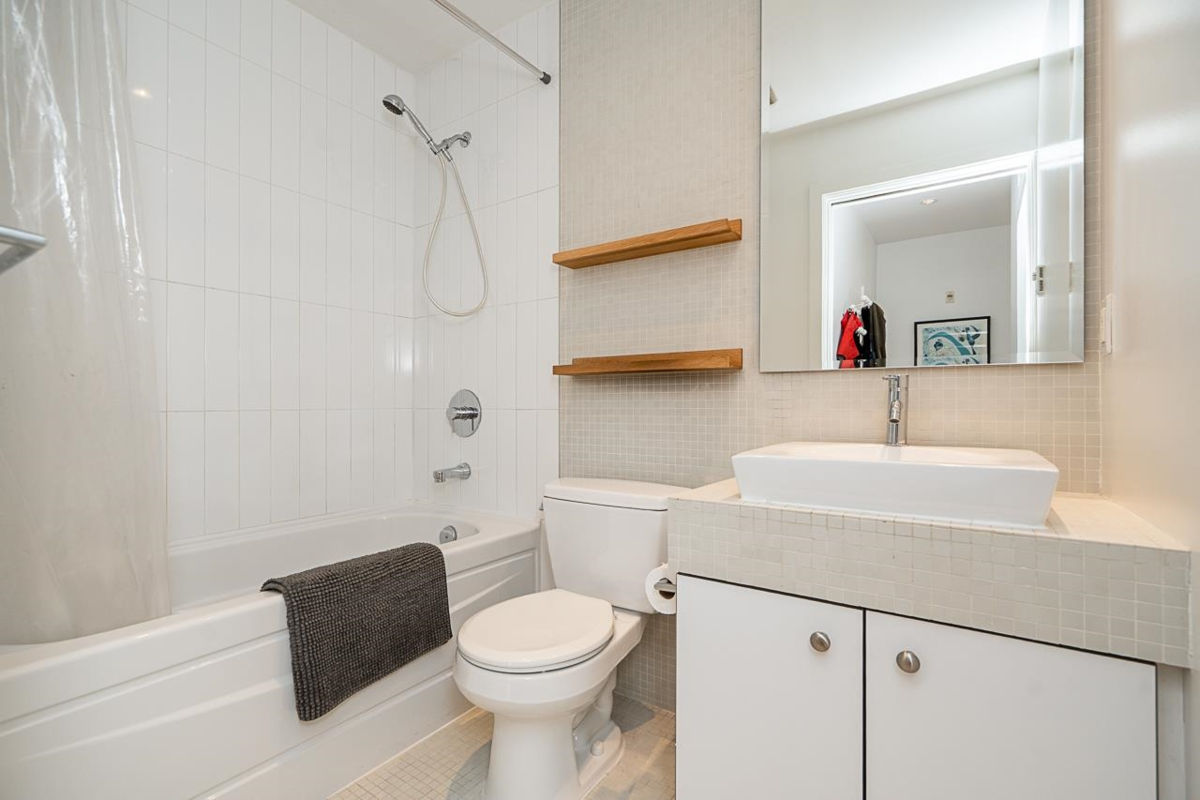 Entry Foyer Photo of 303 2828 Main Street, Vancouver, BC