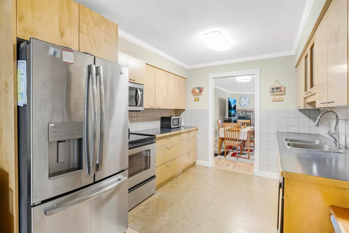 Kitchen Photo of 14783 101 Avenue, Surrey, BC