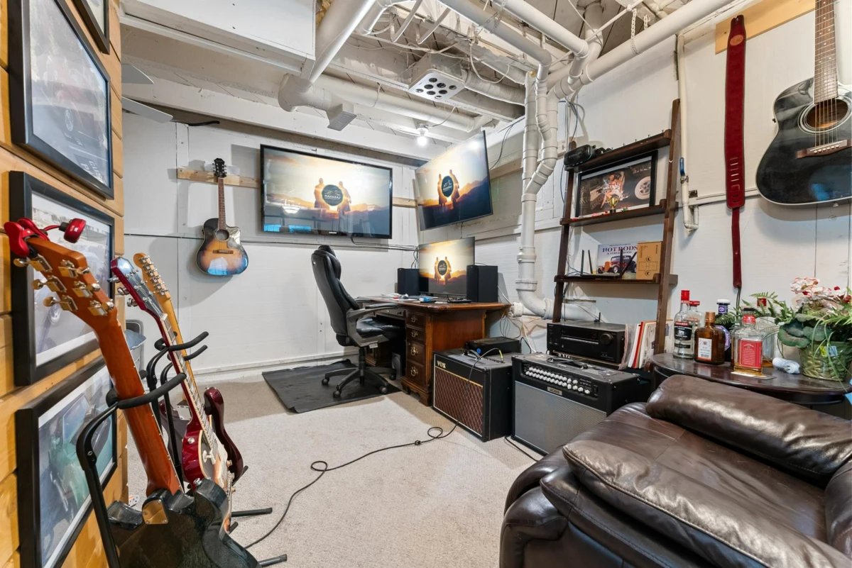 Entry Foyer Photo of 46751 Chilliwack Lake Road, Chilliwack, BC