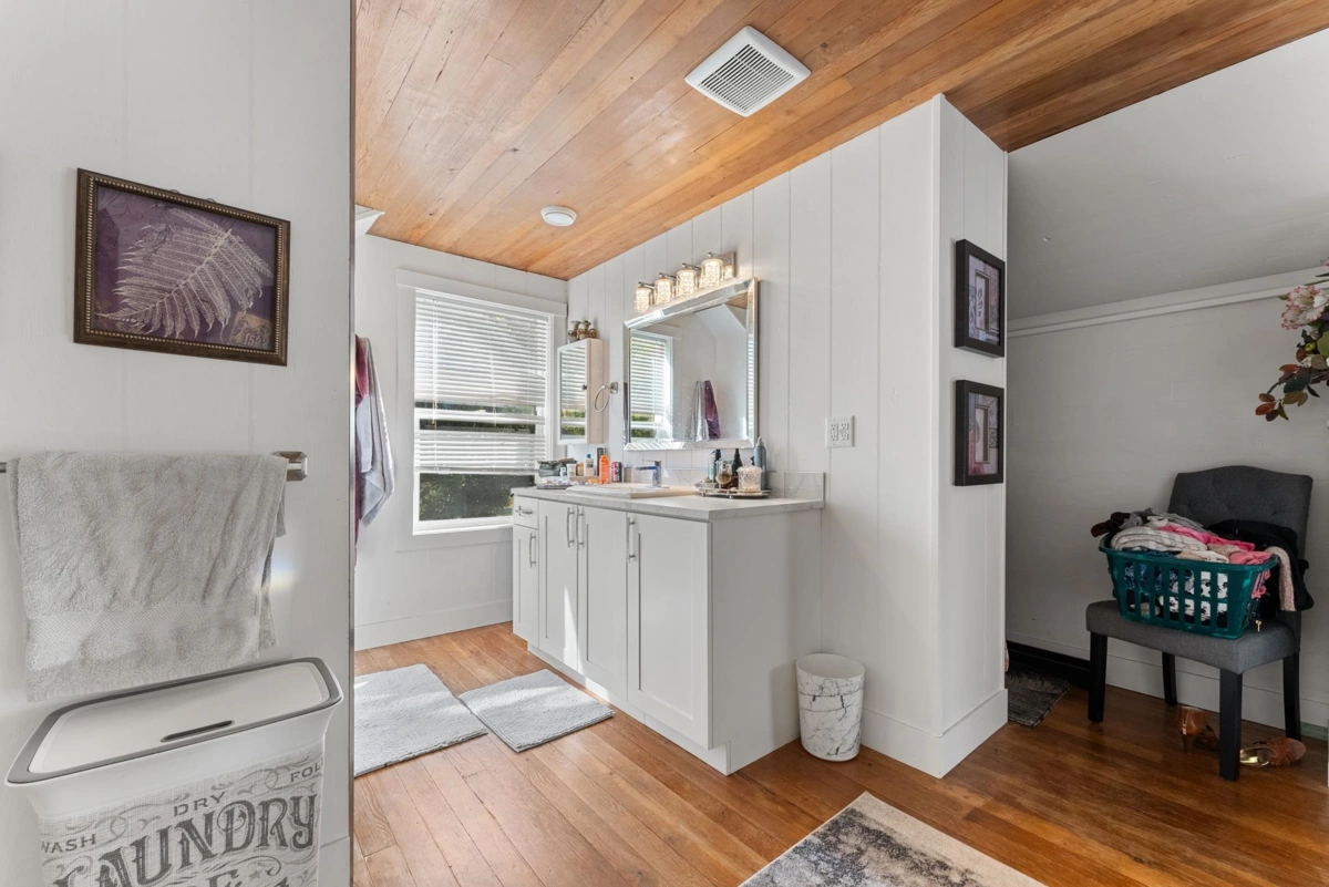 Powder Room Photo of 46751 Chilliwack Lake Road, Chilliwack, BC