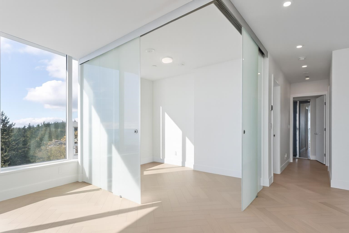 Kitchen Photo of 705 1342 Johnston Road, White Rock, BC