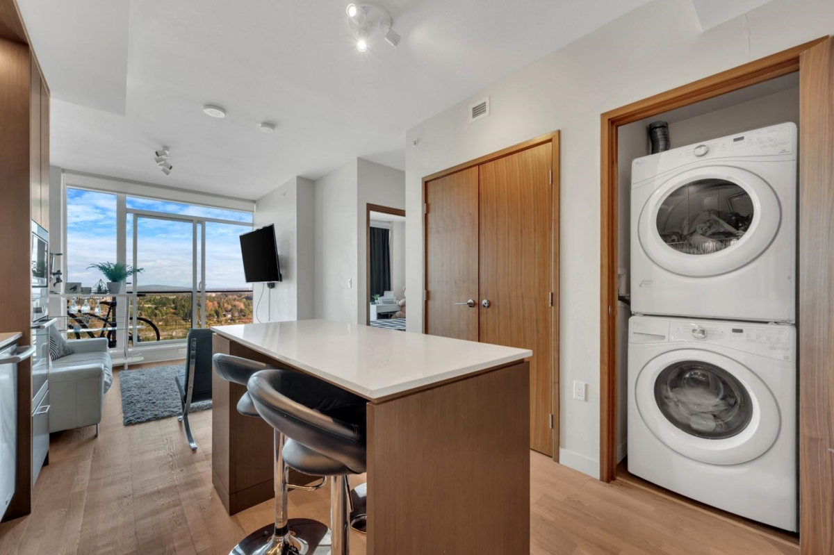 Kitchen Island Photo of 3903 13495 Central Avenue, Surrey, BC