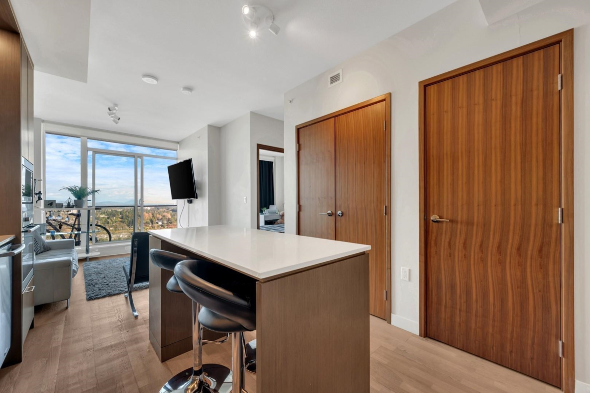 Kitchen Photo of 3903 13495 Central Avenue, Surrey, BC
