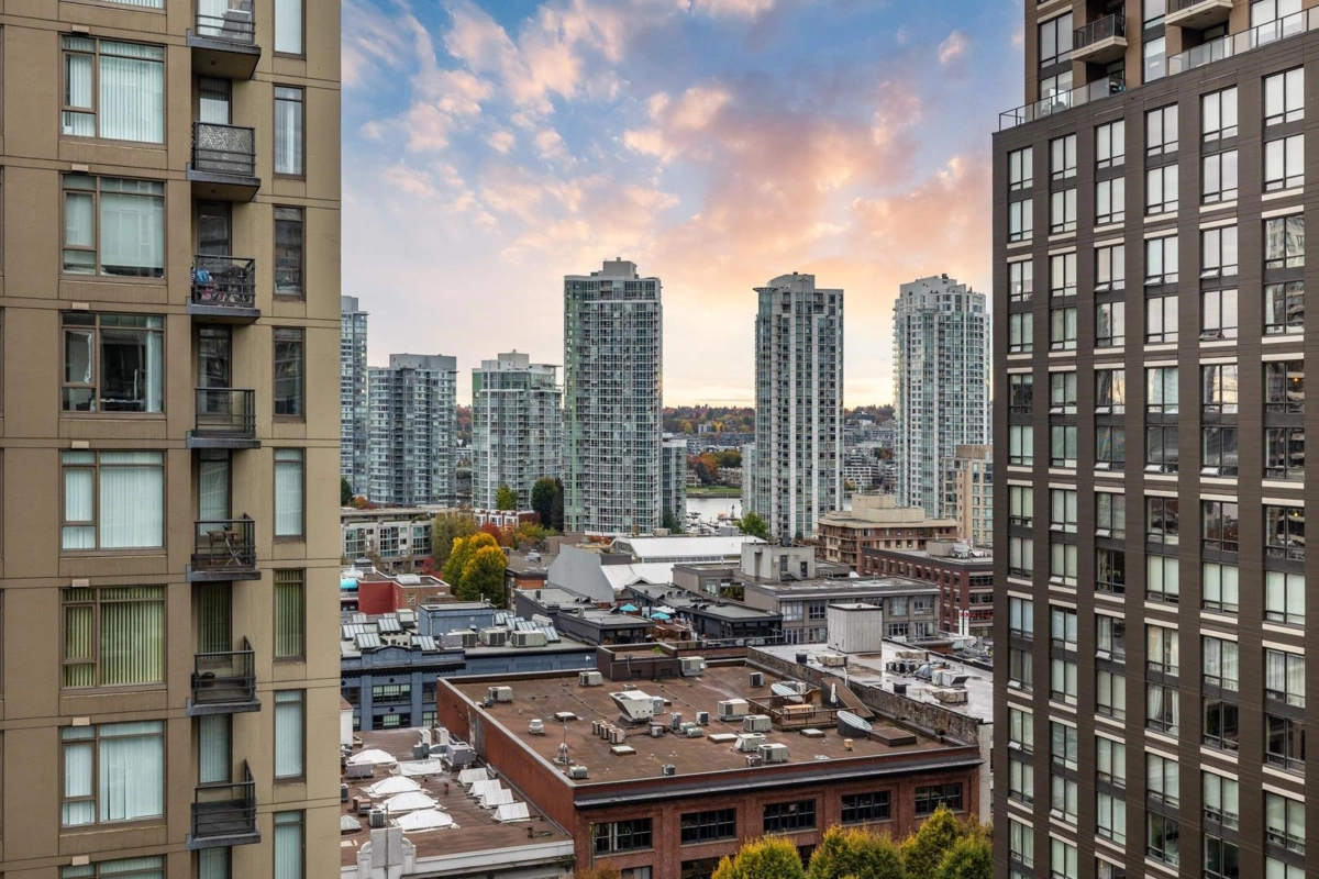Walk-In Closet Photo of 1107 1010 Richards Street, Vancouver, BC