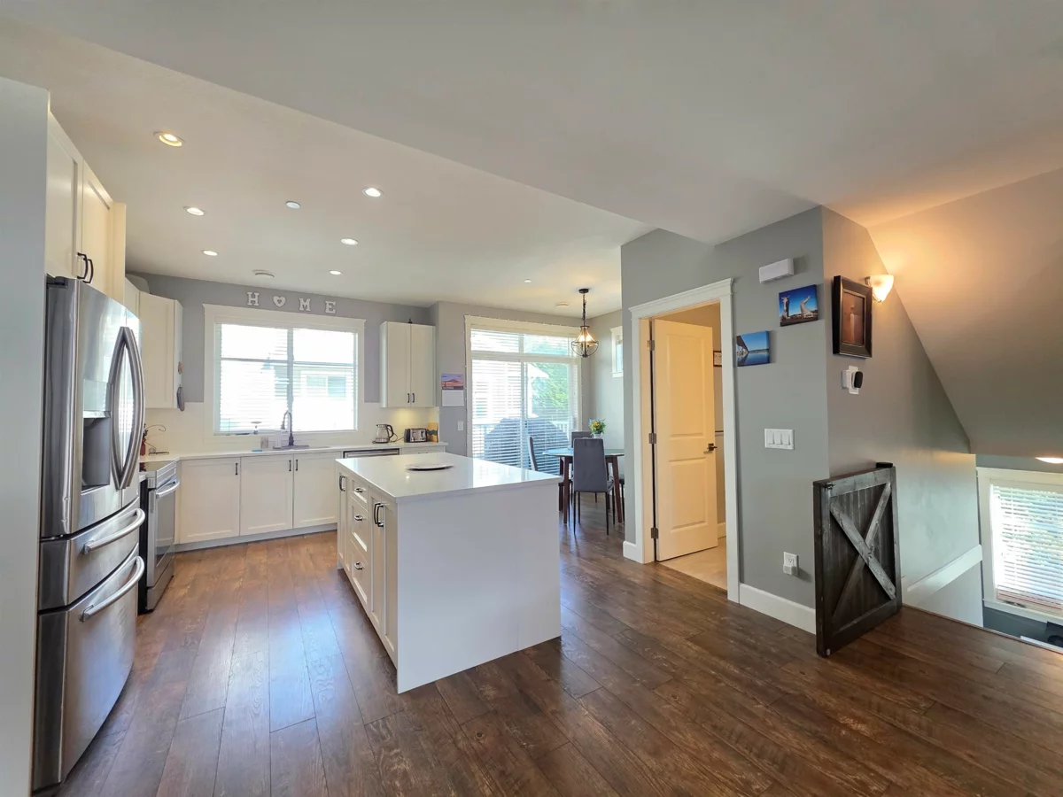 Kitchen Island Photo of 9 32921 14 Avenue, Mission, BC