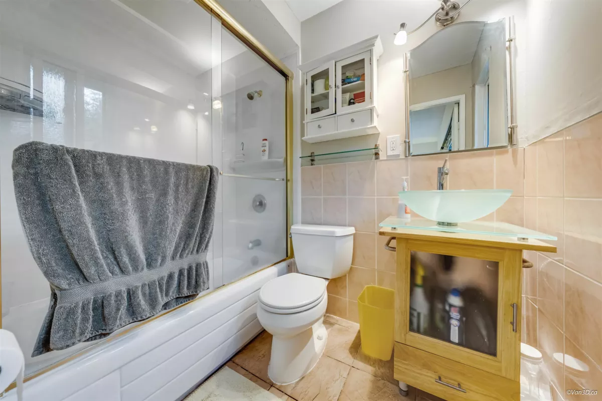 Entry Foyer Photo of 465 Felton Road, North Vancouver, BC