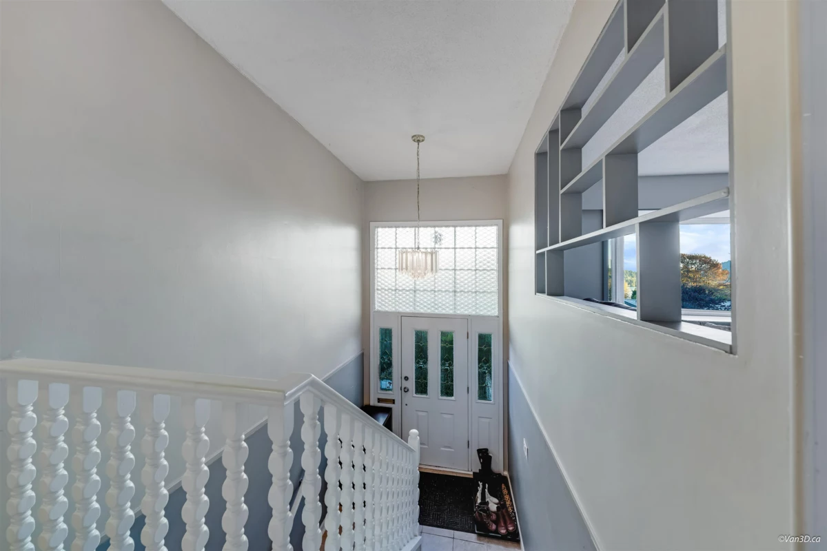 Front Yard Photo of 465 Felton Road, North Vancouver, BC