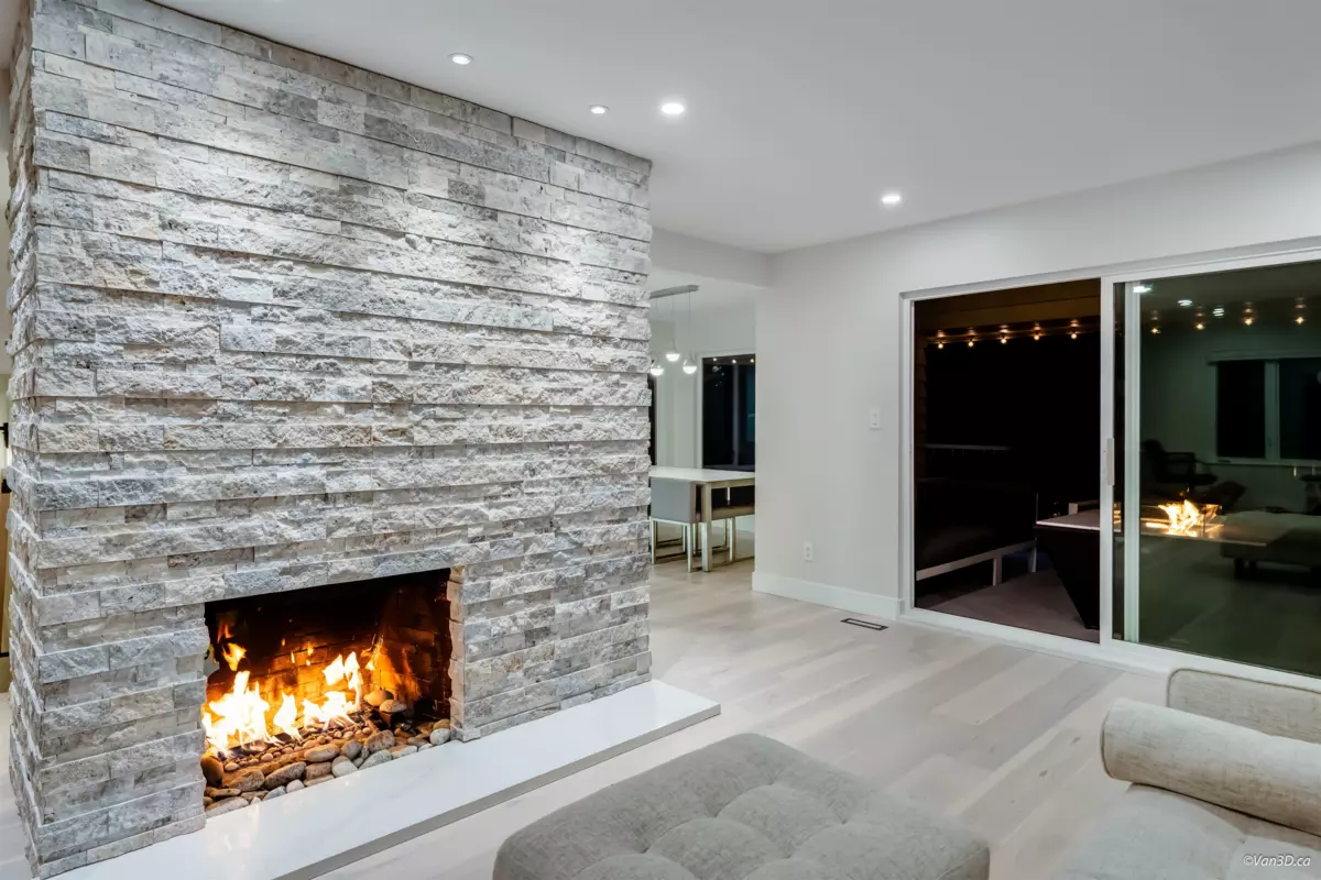Entry Foyer Photo of 867 Frederick Road, North Vancouver, BC
