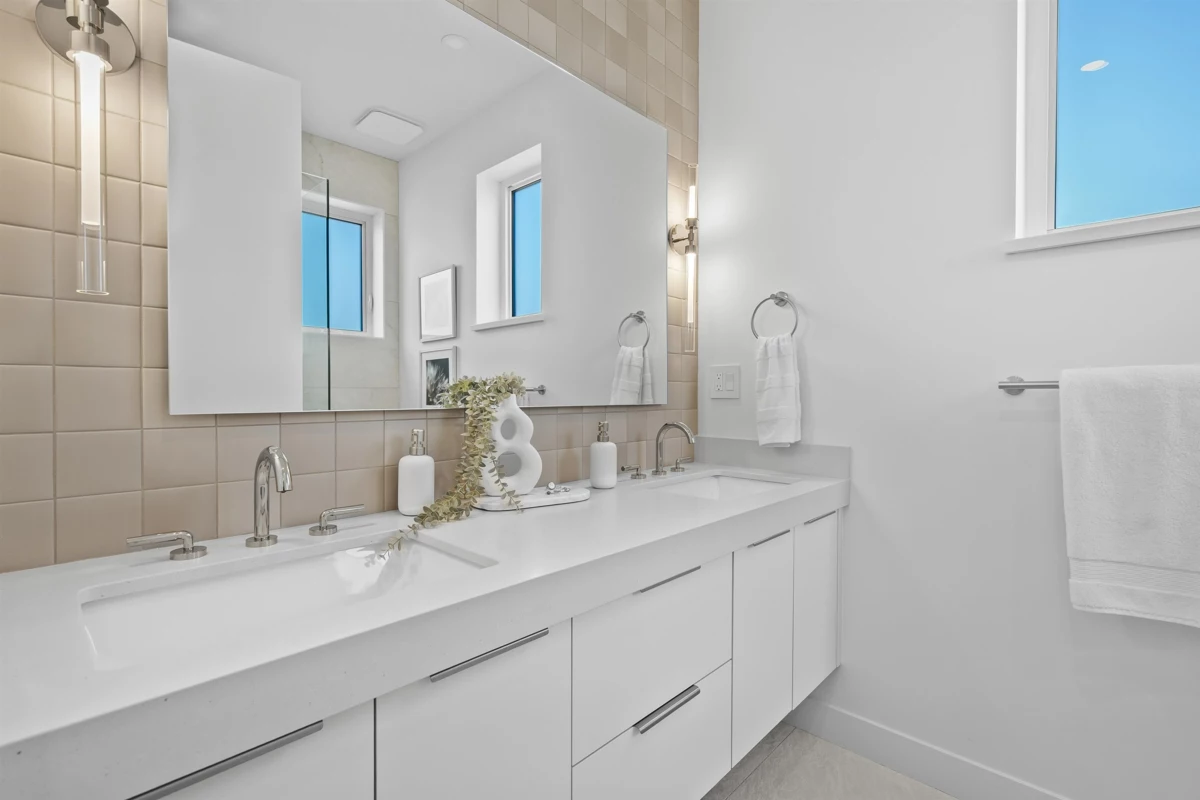 Basement Recreation Room Photo of 2 2253 Grant Street, Vancouver, BC