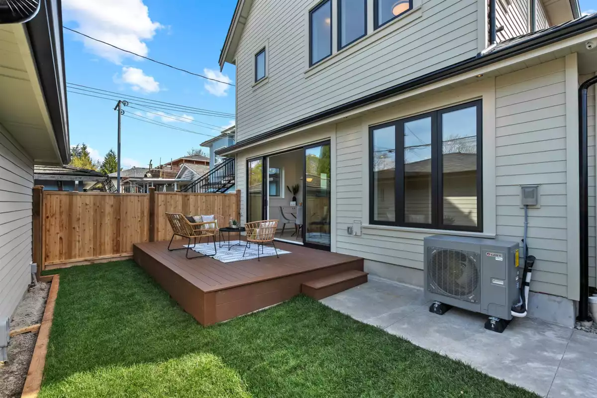 Guest Bathroom Photo of 2 2253 Grant Street, Vancouver, BC